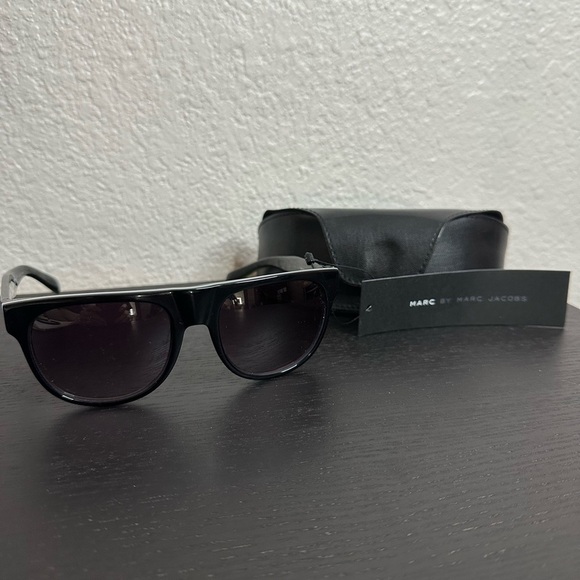 NWT Marc Jacob’s sunglasses-with reg black case - Picture 1 of 6